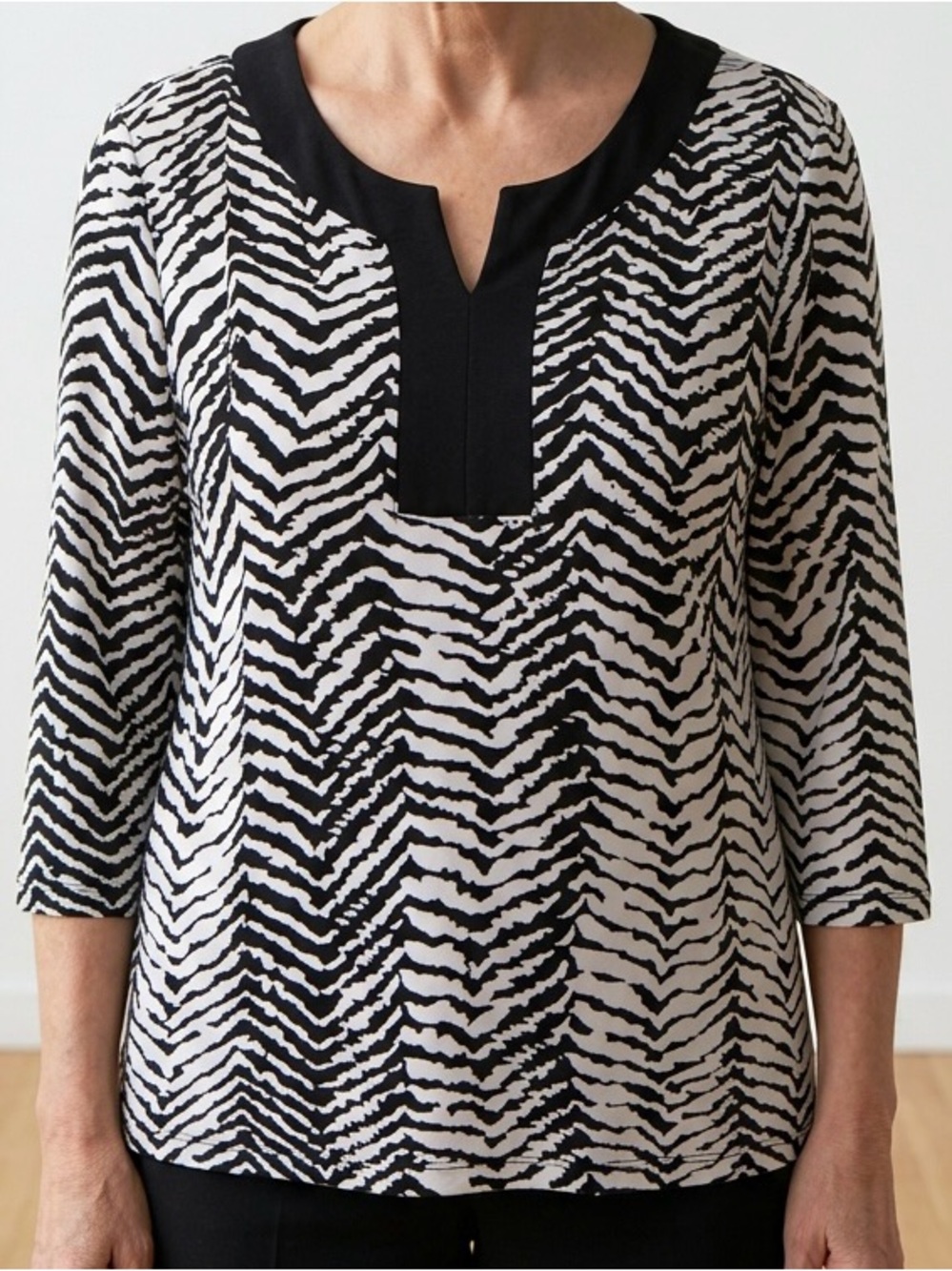 Chico's Black & White Zebra-Inspired Print Split-Neck Top SZ 3 (Chico’s sizing)